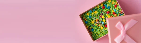 Bovenaanzicht Van Zoete Hagelslag Geschenkdoos Roze Achtergrond Met Kopieerruimte Banner — Stockfoto