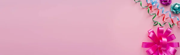 Вид Сверху Разноцветный Серпантин Подарочные Ботинки Розовом Фоне Баннер — стоковое фото