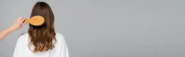 Обрезанный Вид Парикмахера Расчесывающего Блестящие Здоровые Волосы Молодой Женщины Изолированные — стоковое фото