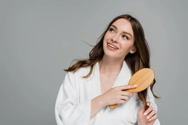 Mujer Joven Satisfecha Sosteniendo Cepillo Pelo Madera Mientras Cepilla Pelo — Foto de Stock