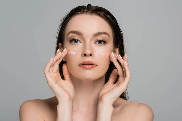 Mujer Joven Con Pelo Mojado Aplicando Crema Facial Las Mejillas — Foto de Stock
