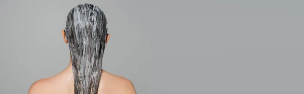 Vista Posterior Mujer Joven Con Hombros Desnudos Máscara Pelo Mojado — Foto de Stock