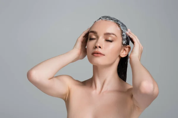 Νεαρή Γυναίκα Κλειστά Μάτια Εφαρμογή Μάσκα Βρεγμένα Μαλλιά Απομονώνονται Γκρι — Φωτογραφία Αρχείου