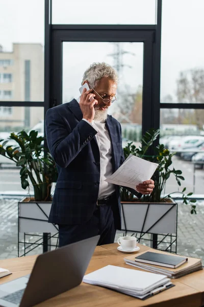 Starší Podnikatel Mluví Smartphone Drží Plán Kávy Kanceláři — Stock fotografie