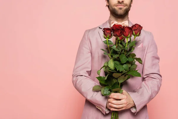ピンクの上に孤立バラの花束を保持ジャケットでイベントのホストの作物ビュー — ストック写真