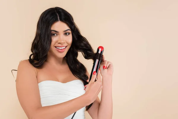 Cheerful Brunette Woman Using Curling Iron Isolated Beige Copy Space — Stock Photo, Image