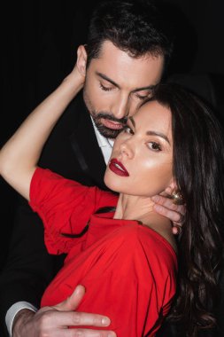 # Kızıl dudaklı esmer kadın # # Sarılan sakallı adam # 