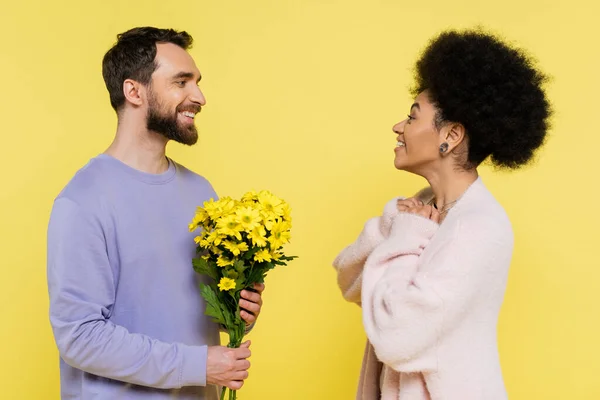 Happy Bearded Man Holding Bouquet Amazed African American Woman Isolated — Stok fotoğraf