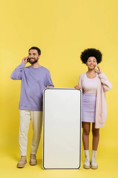 Full Length Happy Interracial Couple Talking Smartphones Cardboard Phone Template — Stok fotoğraf