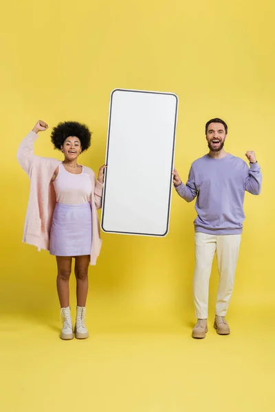 Full Length Excited Interracial Couple Rejoicing Carton Mock Mobile Phone — Stok fotoğraf