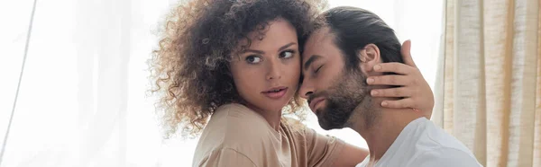 Curly Woman Beige Shirt Hugging Bearded Boyfriend Bedroom Banner — Stockfoto