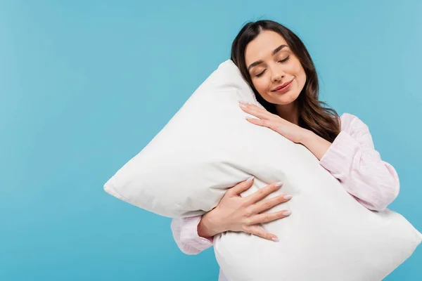 Jovem Morena Pijama Dormindo Travesseiro Branco Isolado Azul — Fotografia de Stock