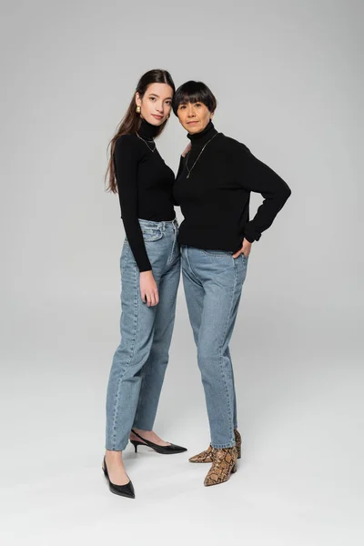 Volledige Lengte Van Trendy Aziatische Moeder Dochter Zwarte Coltruien Jeans — Stockfoto