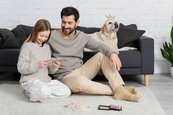 Happy Father Daughter Looking Makeup Palette While Sitting Labrador Dog —  Fotos de Stock