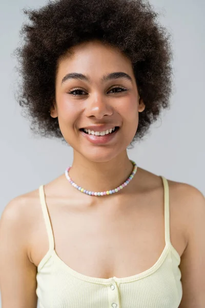 Sorrindo Mulher Afro Americana Topo Olhando Para Câmera Isolada Cinza — Fotografia de Stock
