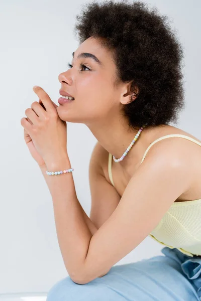 Mulher Afro Americana Positiva Topo Olhando Para Longe Isolado Cinza — Fotografia de Stock