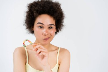 Genç Afro-Amerikalı kadın somurtuyor ve elinde şeker kamışı tutuyordu. 