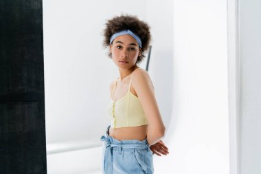 Üstteki Afrikalı Amerikan modeli ve gri arka plandaki saç bandı. 