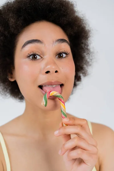 Mujer Afroamericana Lamiendo Bastón Caramelo Aislado Gris —  Fotos de Stock