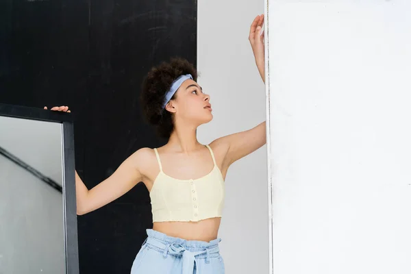 African American Woman Headband Standing Wall Mirror — Stock Photo, Image