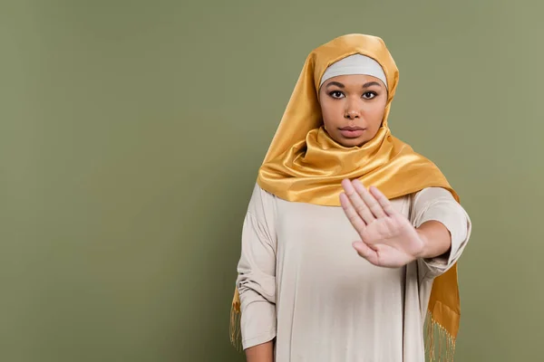 Мультирасовая Женщина Хиджабе Показывает Стоп Жест Изолирован Зеленый — стоковое фото