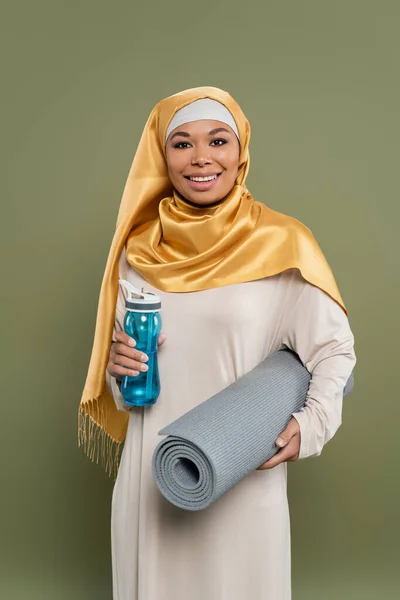 Wanita Multirasial Riang Dalam Jilbab Memegang Tikar Kebugaran Dan Botol — Stok Foto