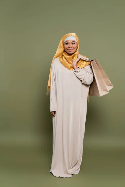 Penuh Tersenyum Multirasial Wanita Hijab Memegang Tas Belanja Latar Belakang — Stok Foto