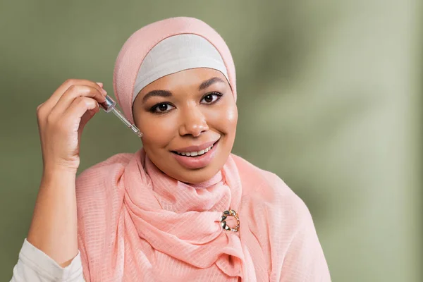 Χαρούμενη Πολυφυλετική Μουσουλμάνα Γυναίκα Ροζ Χιτζάμπ Εφαρμογή Ενυδατικό Ορό Πράσινο — Φωτογραφία Αρχείου