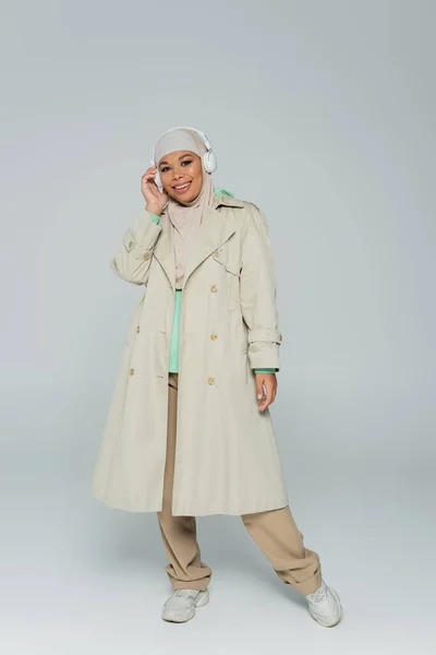 Panjang Penuh Wanita Muslim Multirasial Hijab Dan Headphone Nirkabel Tersenyum — Stok Foto