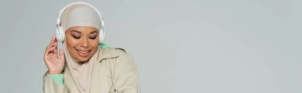 Elegante Felice Donna Musulmana Multirazziale Con Gli Occhi Chiusi Ascoltare — Foto Stock