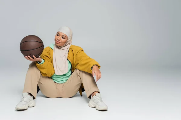Longitud Completa Mujer Multirracial Ropa Casual Moda Hijab Musulmán Sentado — Foto de Stock