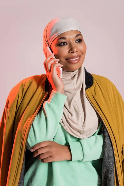 Mujer Multirracial Despreocupada Hijab Chaqueta Amarilla Hablando Teléfono Celular Mirando —  Fotos de Stock
