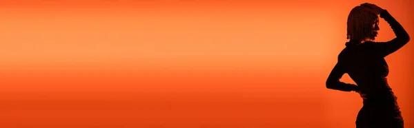 Sötét Sziluett Érzéki Fekete Ruhában Fém Fejfedő Pózol Narancssárga Háttér — Stock Fotó