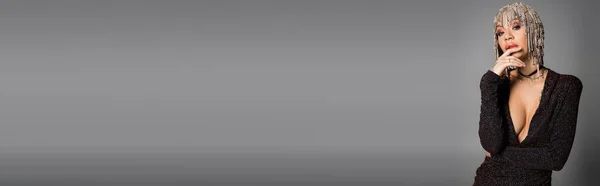 Стильная Сексуальная Женщина Серебристом Парике Черном Платье Lurex Держа Руку — стоковое фото