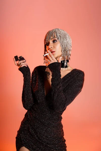 Femme Séduisante Casque Métallique Robe Lurex Noir Fumer Cigarette Sur — Photo