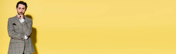 Homem Moda Jaqueta Xadrez Olhando Para Câmera Fundo Amarelo Banner — Fotografia de Stock
