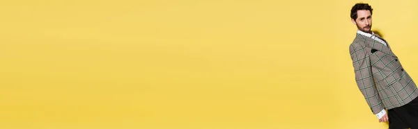 Modny Model Kratę Żółtym Tle Baner — Zdjęcie stockowe