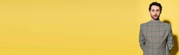 Модель Брюнета Піджаком Жовтому Тлі — стокове фото
