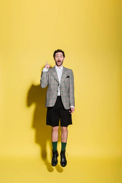 Emocionado Hombre Elegante Señalando Con Dedo Saltando Sobre Fondo Amarillo — Foto de Stock