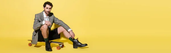 Hombre Moda Chaqueta Sentado Monopatín Sobre Fondo Amarillo Bandera — Foto de Stock