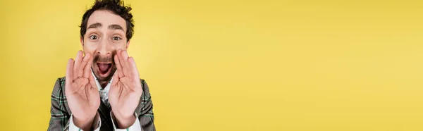 Μελαχρινός Άντρας Σακάκι Ουρλιάζοντας Στην Κάμερα Απομονωμένος Στο Κίτρινο Λάβαρο — Φωτογραφία Αρχείου