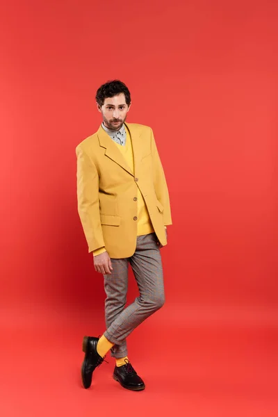 Полная Длина Модного Человека Клетчатых Штанах Куртке Стоящих Красном Фоне — стоковое фото