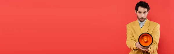 Очаровательный Парень Блейзере Держит Громкоговоритель Изолирован Красный Копировальным Пространством Баннер — стоковое фото