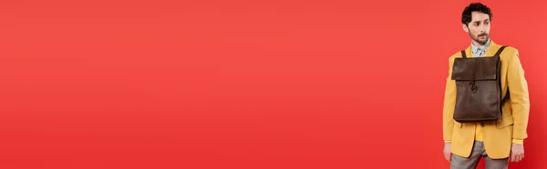 Модна Модель Коричневим Рюкзаком Над Блейзером Стоїть Дивиться Ізольовано Червоному — стокове фото