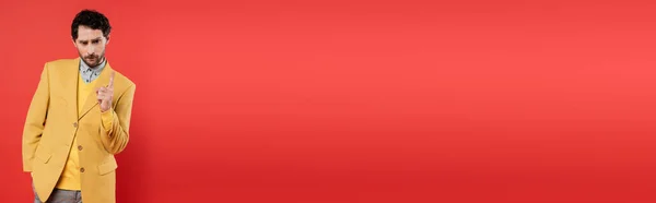 Niezadowolona Modelka Stylowych Ubraniach Wskazująca Palcem Koralowym Czerwonym Tle Baner — Zdjęcie stockowe