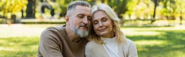 Glückliches Paar Mittleren Alters Das Mit Geschlossenen Augen Grünen Park — Stockfoto