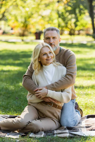 中年男とともにグレー髭巨大魅力的なブロンド妻で緑の公園 — ストック写真