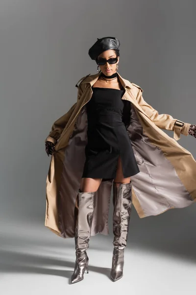 Jeune Femme Afro Américaine Robe Trench Coat Posant Sur Fond — Photo