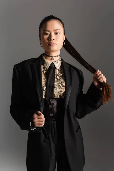 Nun Kleider Asiatische Frau Jacke Ziehen Pferdeschwanz Isoliert Auf Grau — Stockfoto