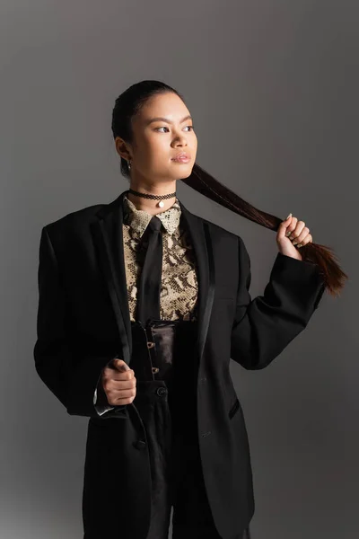 Fashionabel Asiatisk Kvinna Jacka Och Skjorta Röra Håret Isolerad Grå — Stockfoto